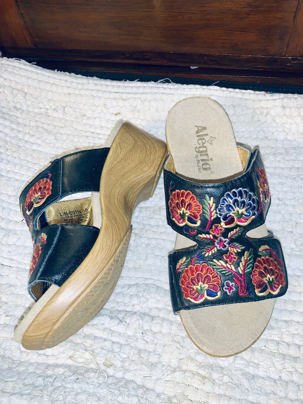 NEW ALEGRIA FLORAL EMBROIDERED LEATHER SANDALS 38